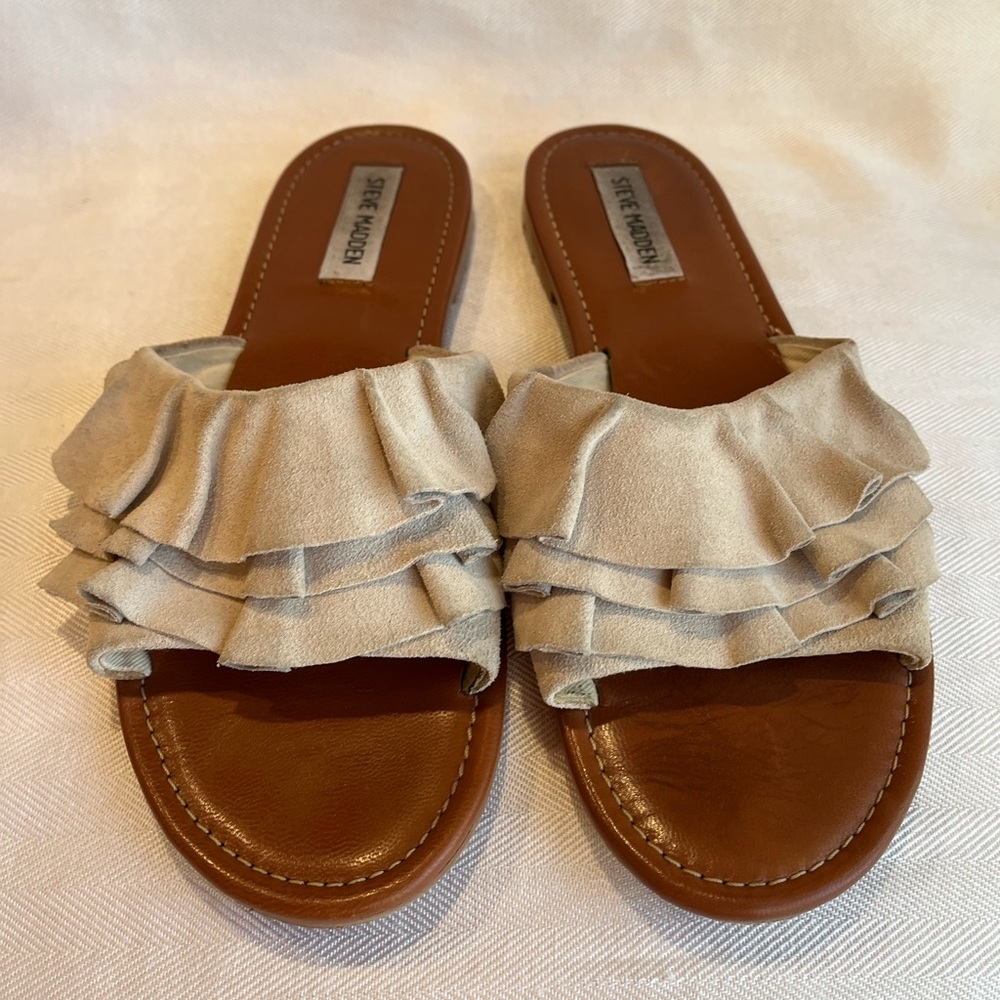 Steve Madden Getdown Suede ruffle slide sandals, flat low heel Cream‎ SZ 8